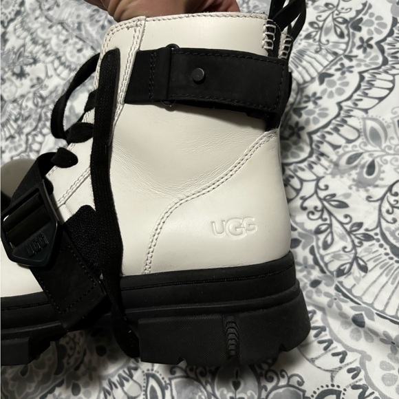 UGG Moto boots size 9 - Picture 5 of 7